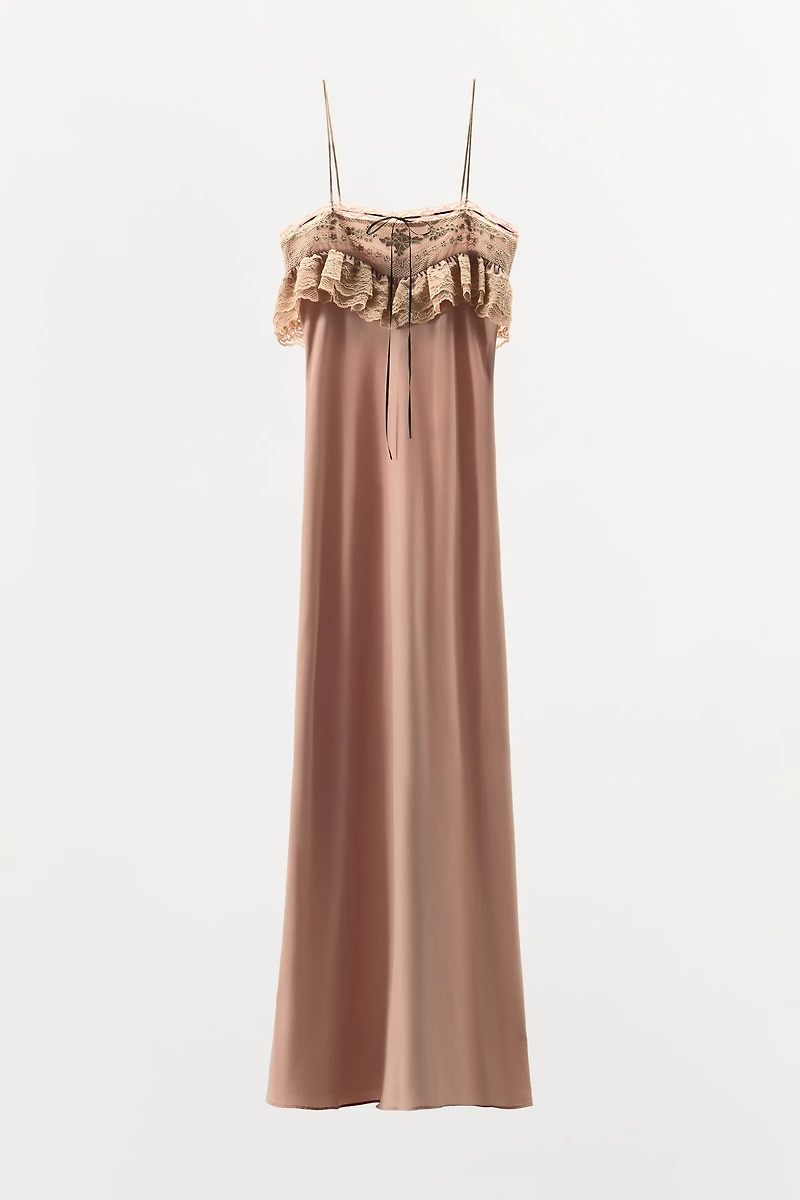ROBE À BRODERIES ET NŒUD CONTRASTANT