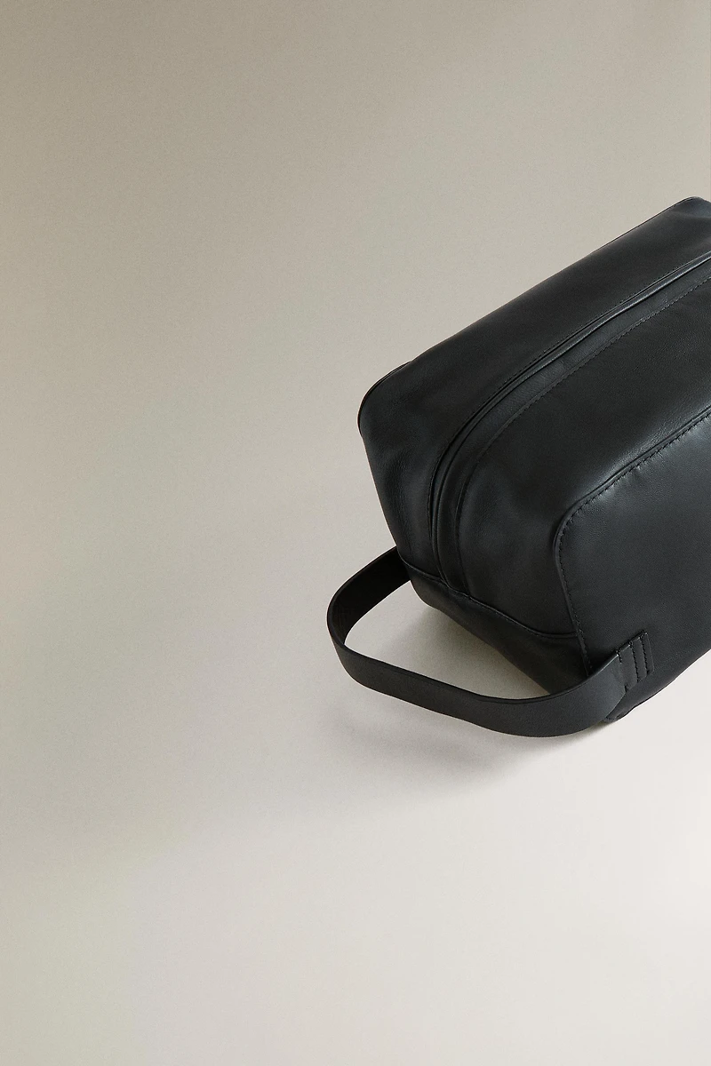 LEATHER TOILETRY BAG