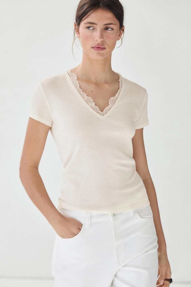 T-shirt col en V détails dentelle