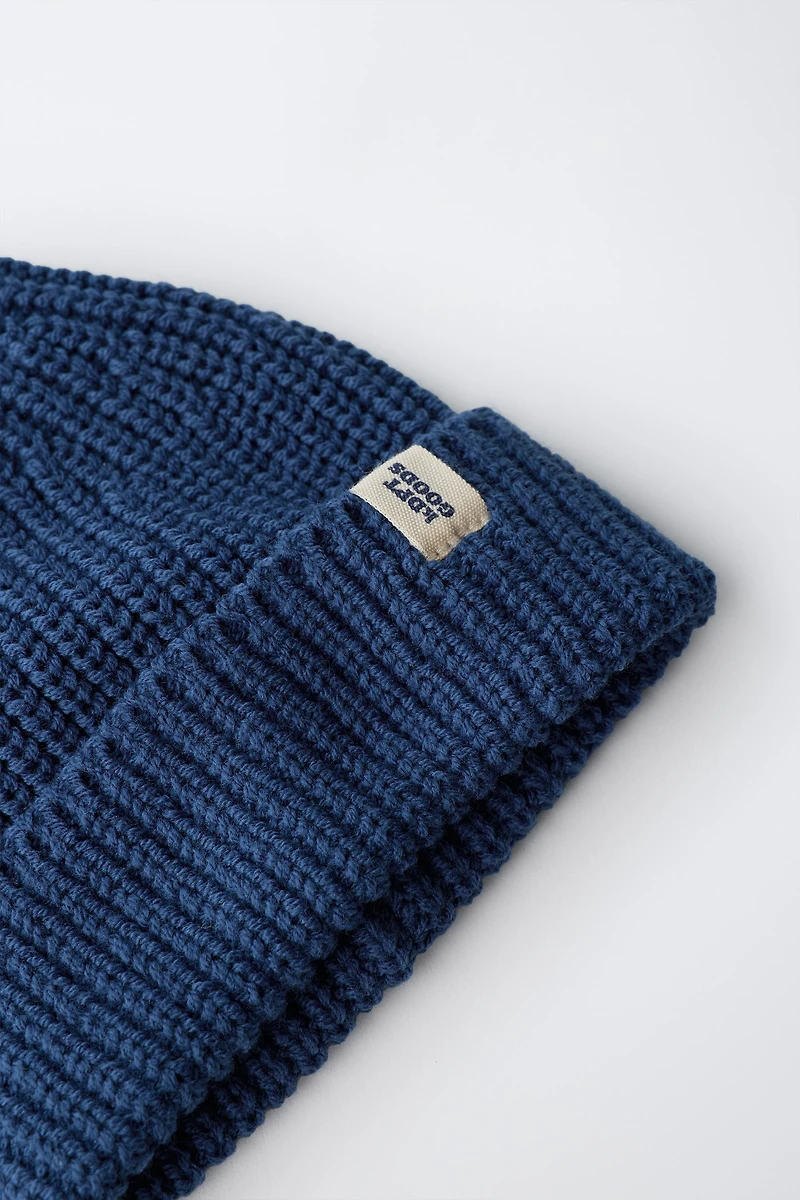 KNIT BEANIE WITH LABEL