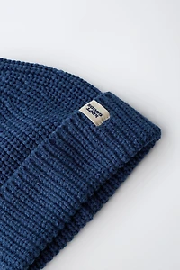 KNIT BEANIE WITH LABEL