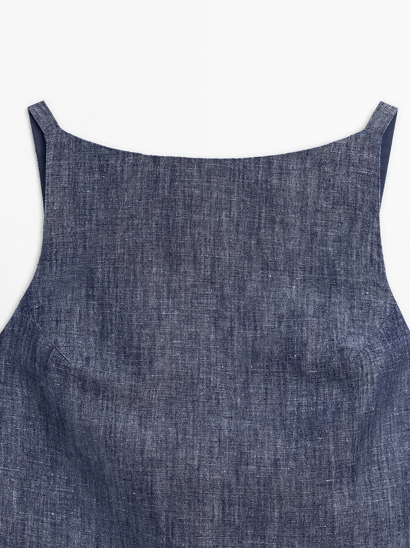 Short dress with low-cut back