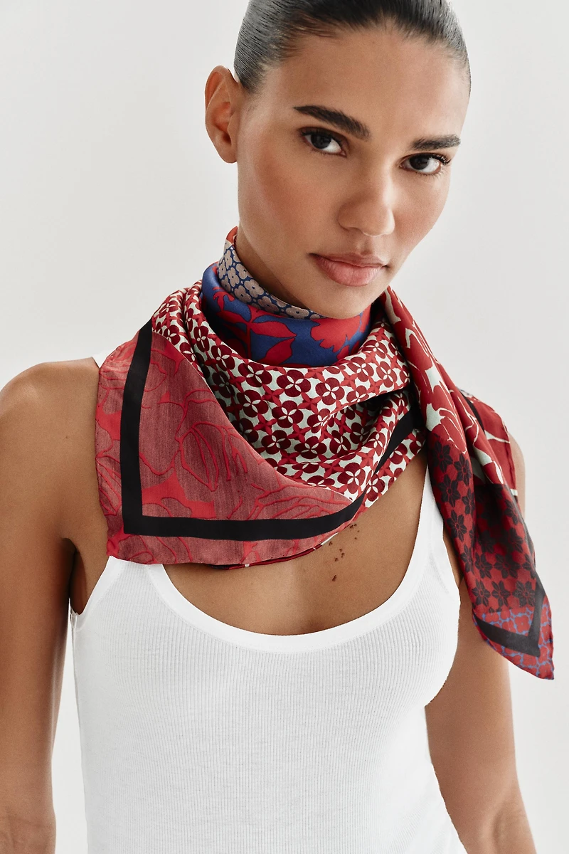 FOULARD EN SATIN À IMPRIMÉ FLEURI