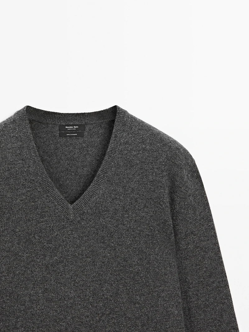 Knit 100% cashmere V-neck sweater