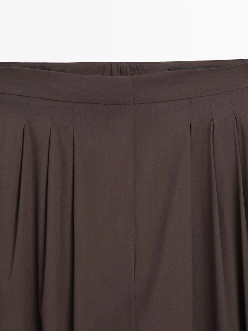 Wide-leg pleated trousers with side vents