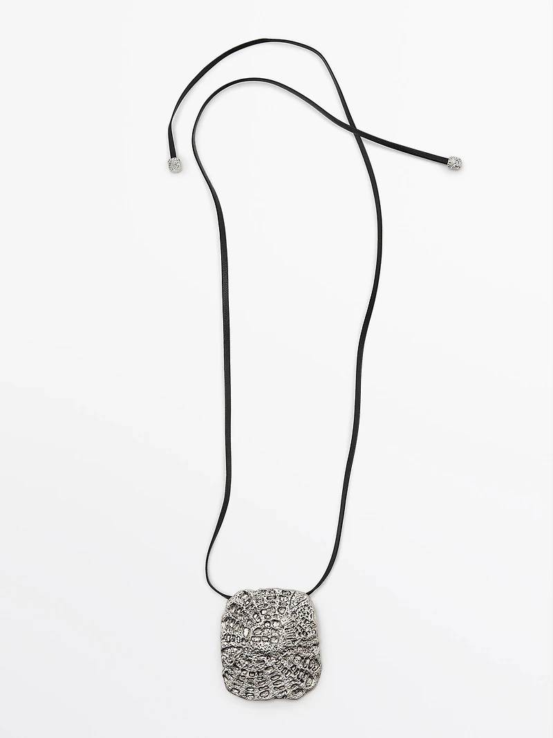 Collier médaillon texturé