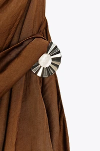 ASYMMETRICAL SATIN EFFECT APPLIQUÉ TOP