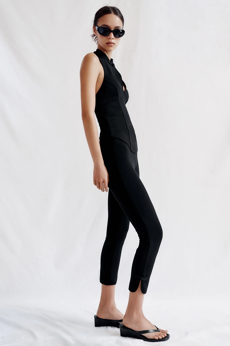 PANTALON CAPRI À PATTES DE BOUTONNAGE