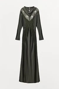 ROBE SATINÉE AVEC DENTELLE ET MANCHES CHAUVE-SOURIS