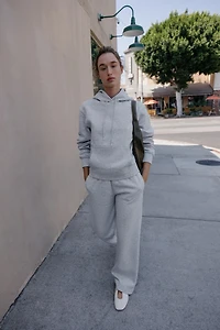 SWEAT BASIQUE À CAPUCHE