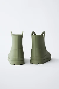 RAIN BOOTS