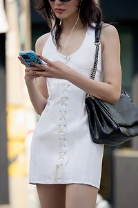 ROBE COURTE HALTER À LACETS