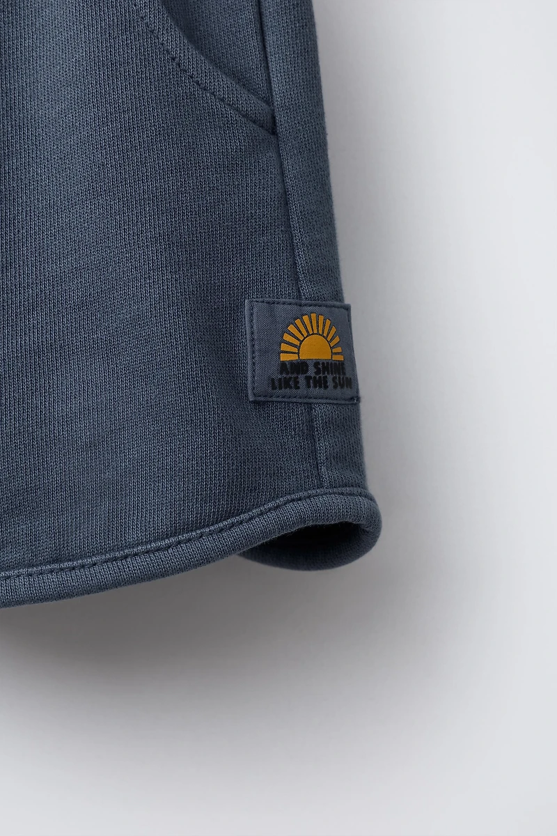 STRAIGHT GARMENT DYE LABEL PLUSH SHORTS