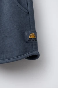 STRAIGHT GARMENT DYE LABEL PLUSH SHORTS