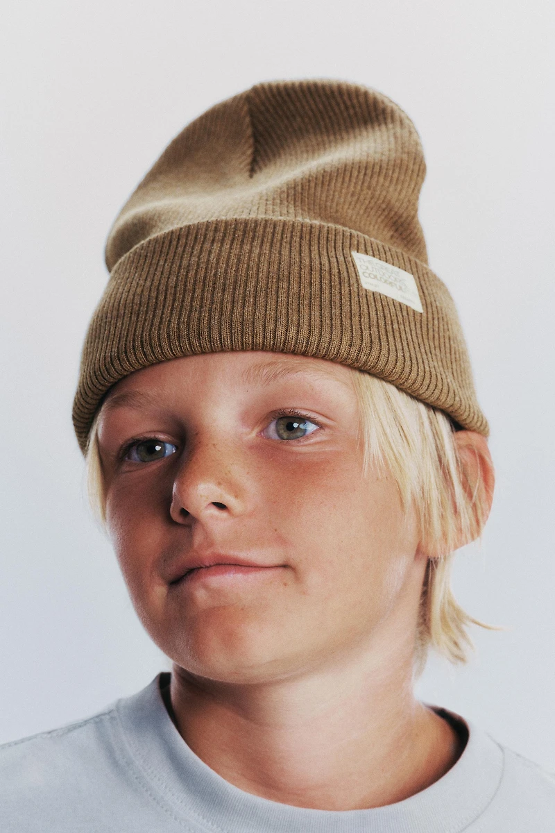 RIBBED KNIT HAT WITH LABEL