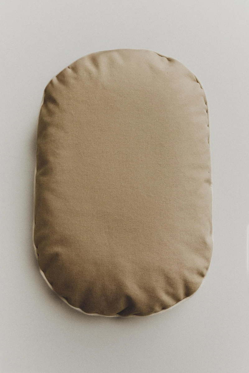 OVAL PET CUSHION WITH PIPING