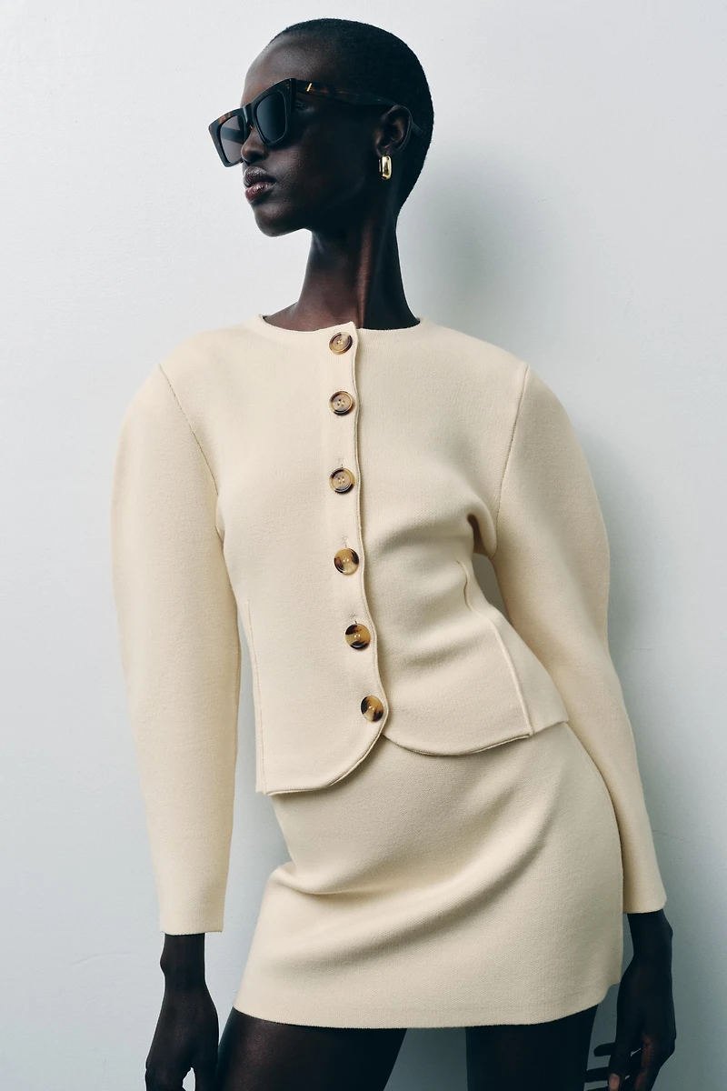GILET EN MAILLE AJUSTÉ À BOUTONS