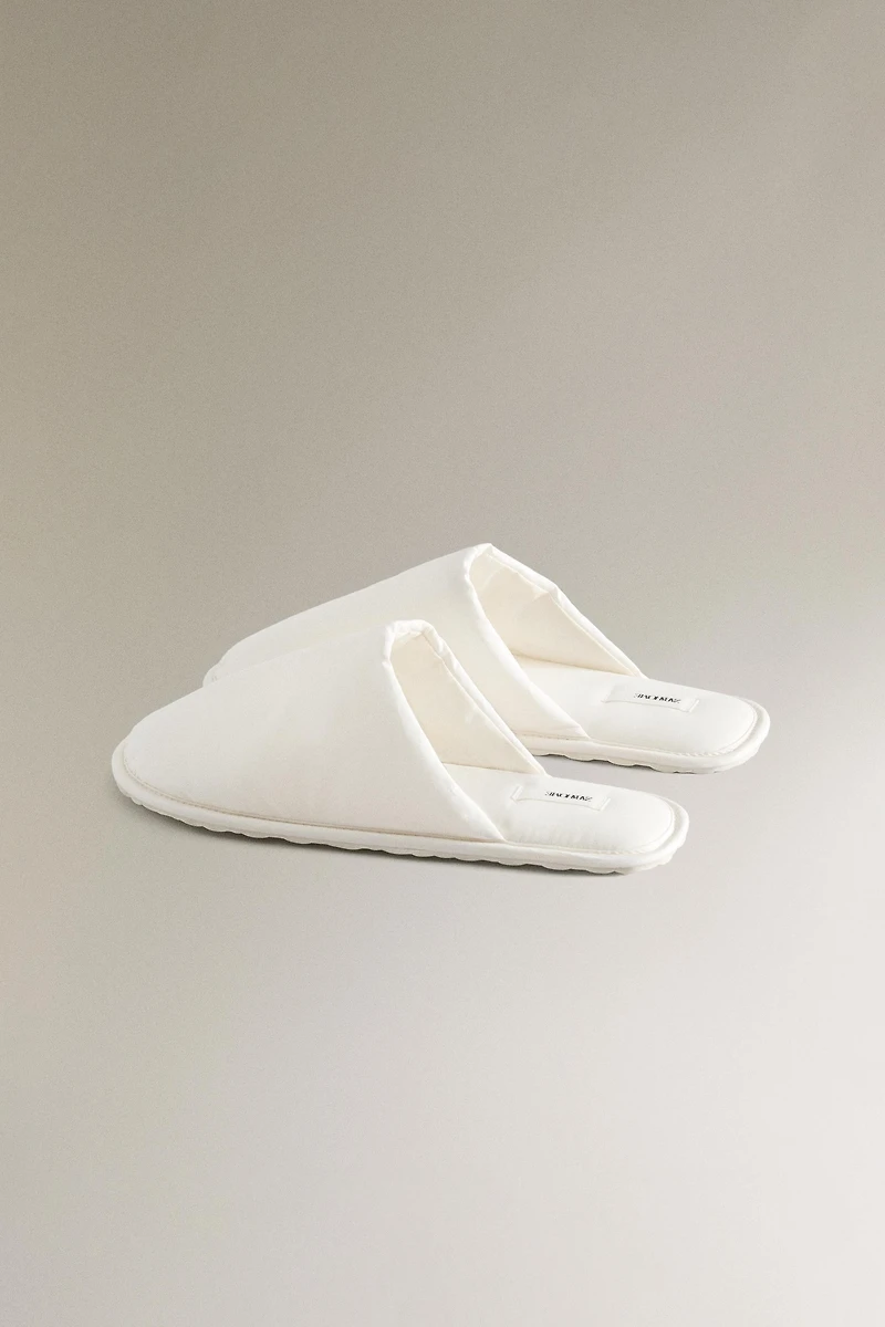 CHAUSSONS OUVERTS À L’ARRIÈRE TISSU TECHNIQUE