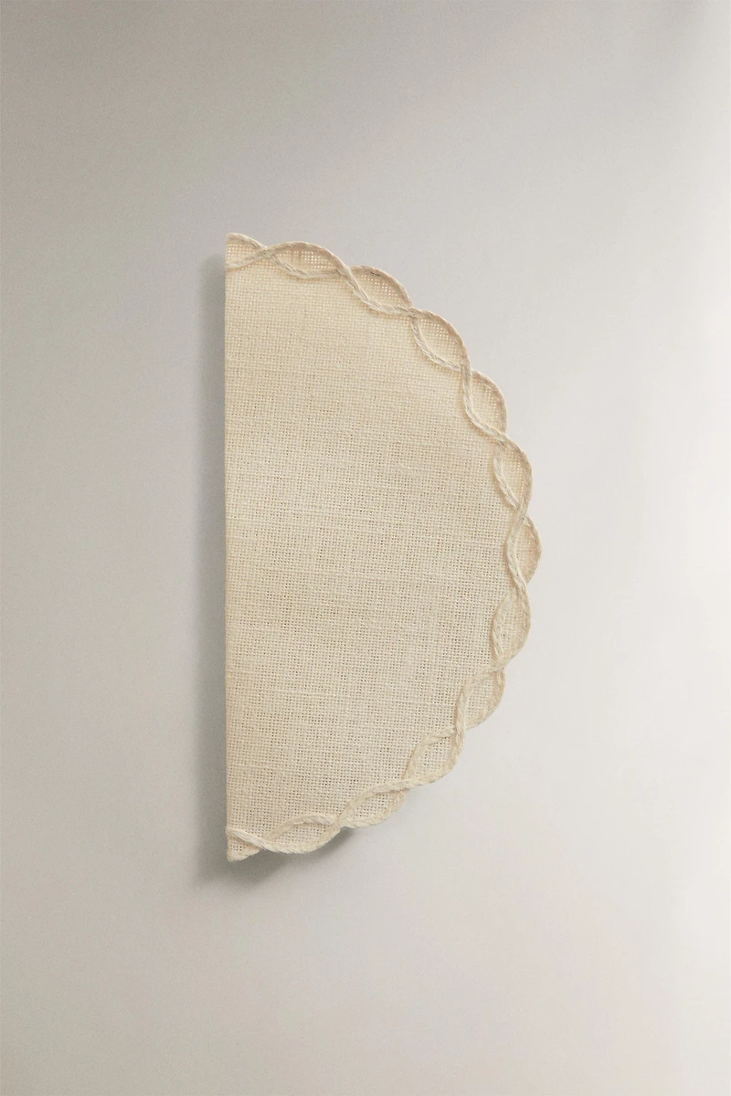 PLACEMAT WITH CHAIN DETAIL