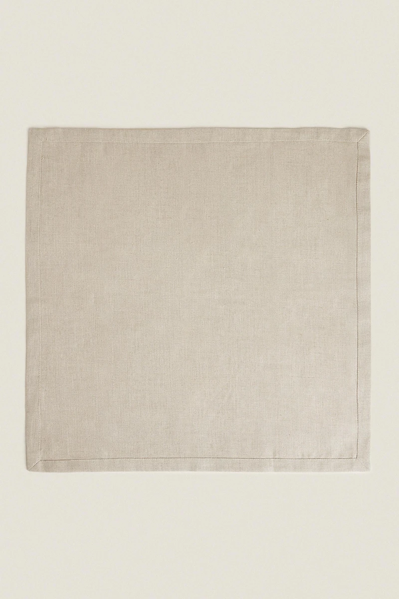 SET OF PLAIN-COLORED LINEN NAPKINS