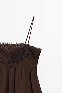 Top nuisette détail dentelle contrastant