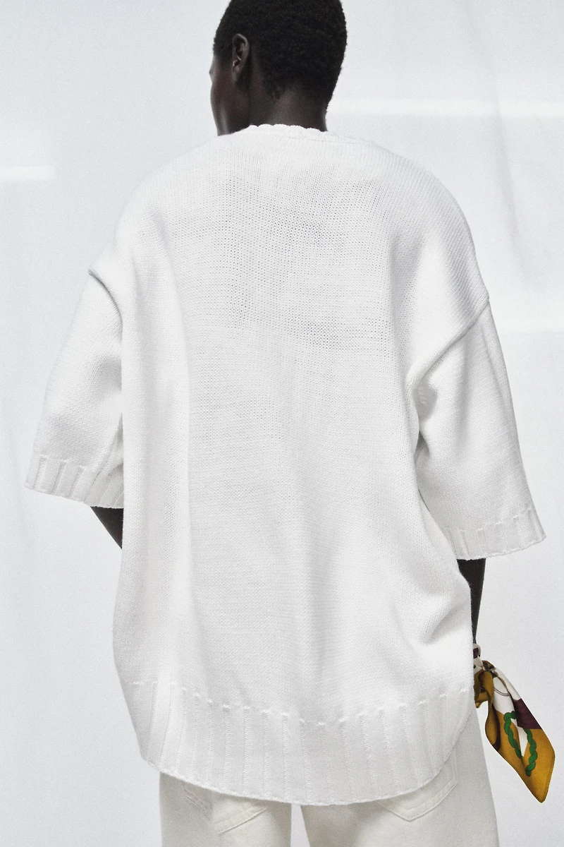 PULL EN MAILLE À MANCHES COURTES ET BAS ASYMÉTRIQUE