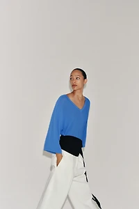 PULL EN MAILLE FLUIDE À COL V