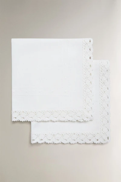 EMBROIDERED COTTON NAPKINS WITH LACE TRIM (PACK OF 2)