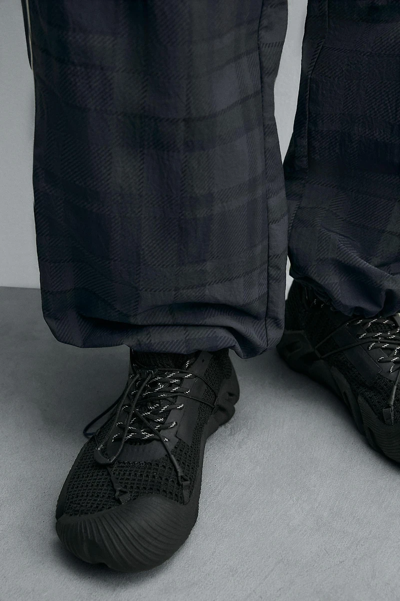 BASKETS À SEMELLE IRRÉGULIÈRE