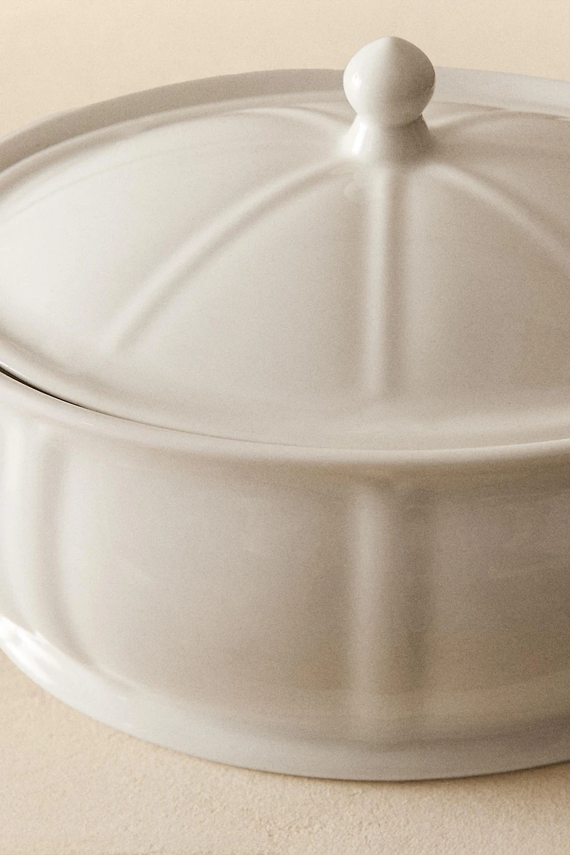 PORCELAIN TUREEN WITH A RAISED DESIGN