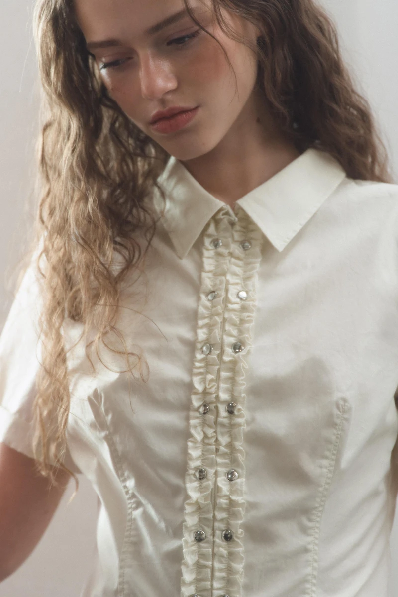 RUFFLED POPLIN SHIRT WITH STUDS