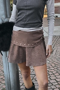 JUPE COURTE DOUCE À CLOUS