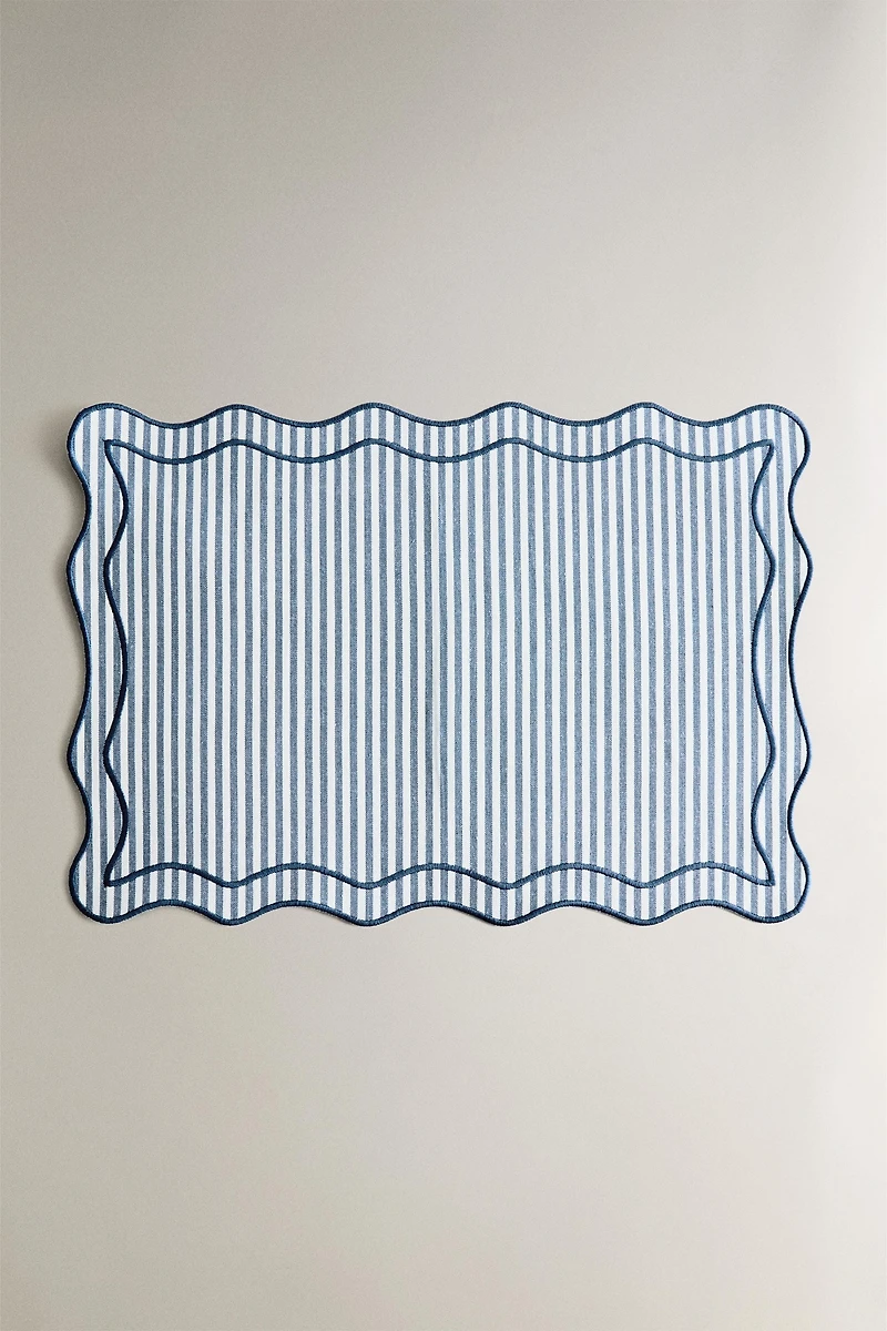 STRIPED SCALLOPED PLACEMAT