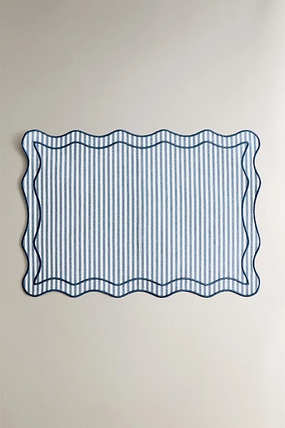 STRIPED SCALLOPED PLACEMAT