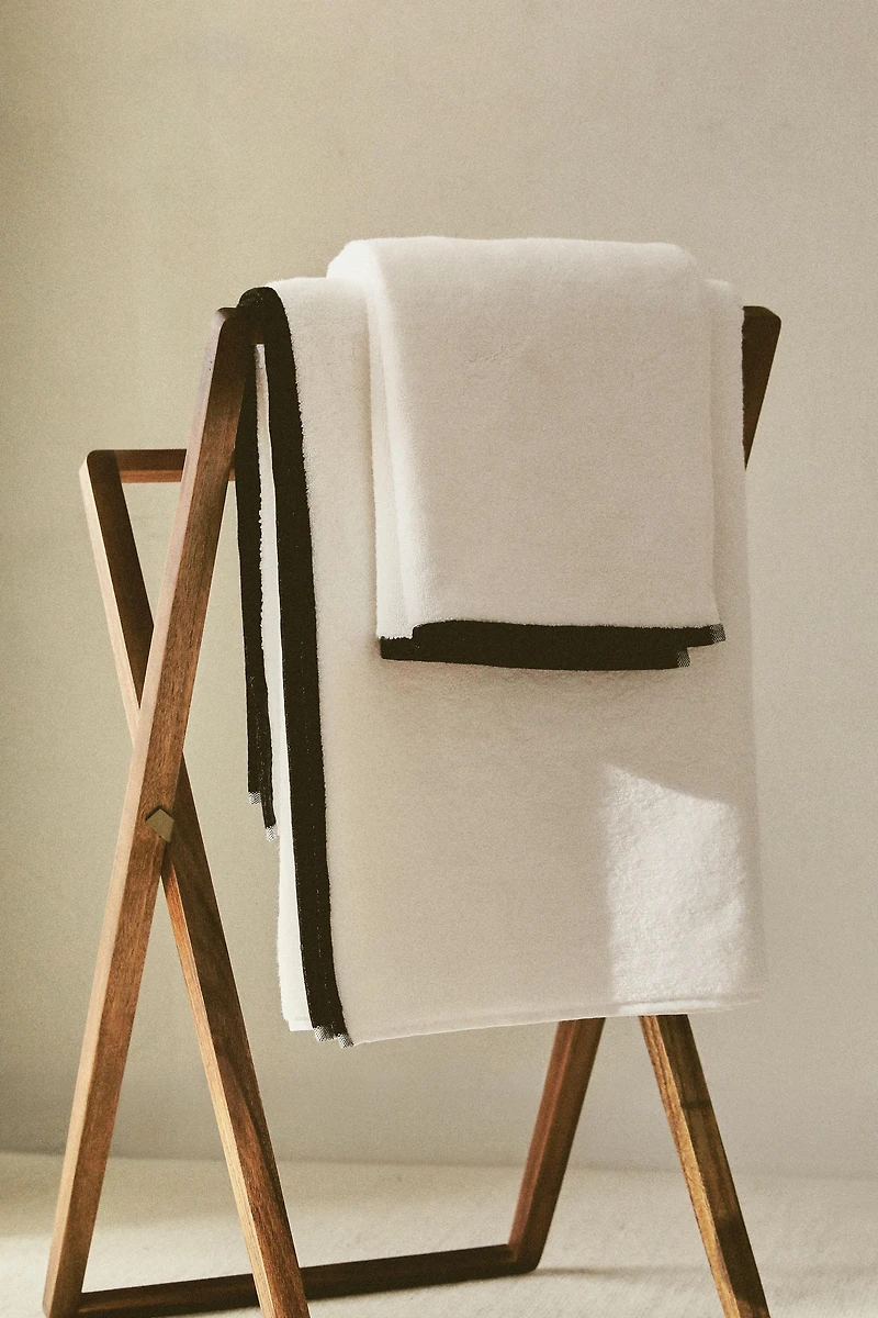 BATH TOWEL WITH CONTRAST BORDER