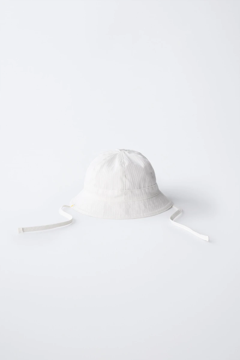 BONNET AVEC ÉTIQUETTE