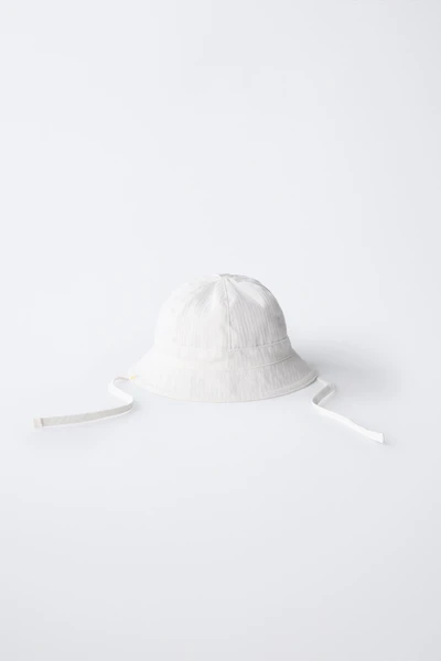 BONNET AVEC ÉTIQUETTE