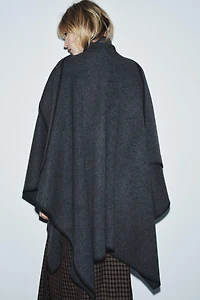 CAPE EN MAILLE AVEC ÉCHARPE ET FIL CONTRASTE