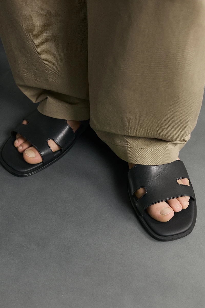 STRAP SANDALS