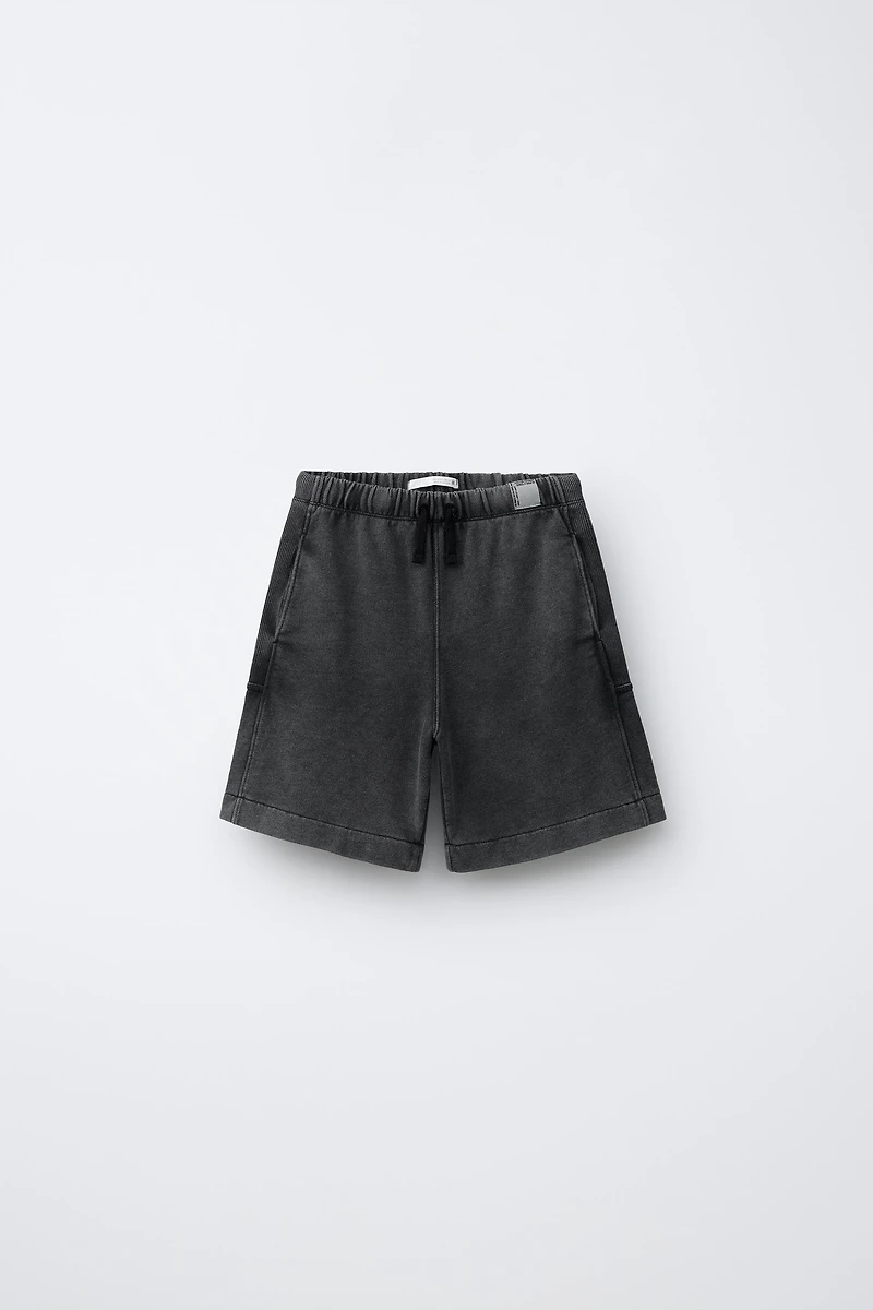 SHORT EN MOLLETON AVEC ÉTIQUETTE
