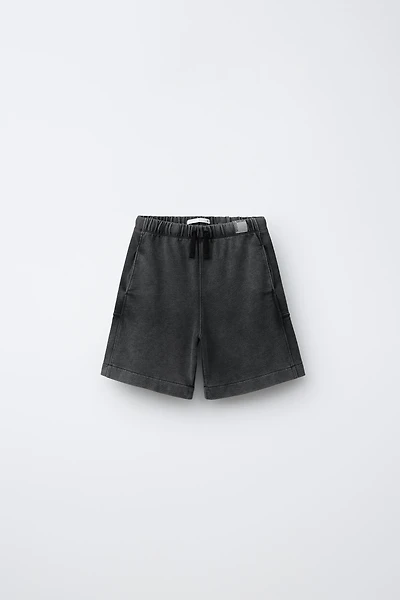 SHORT EN MOLLETON AVEC ÉTIQUETTE