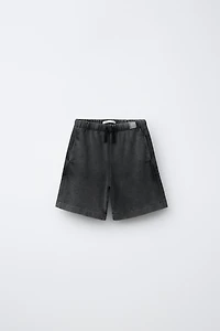 SHORT EN MOLLETON AVEC ÉTIQUETTE