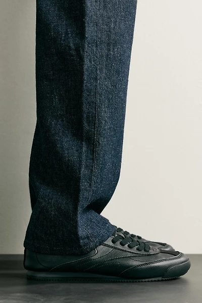 RETRO-STYLE SNEAKERS