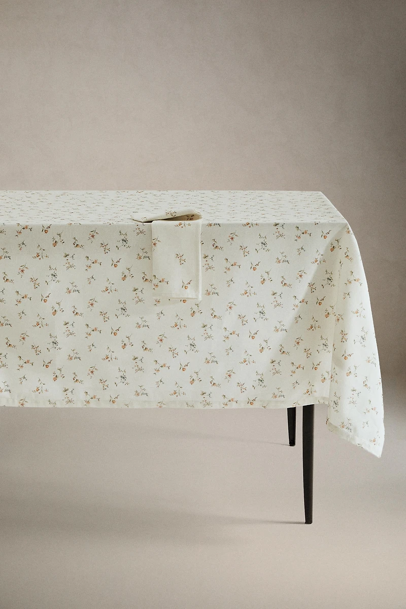 SMALL FLORAL PRINT TABLECLOTH