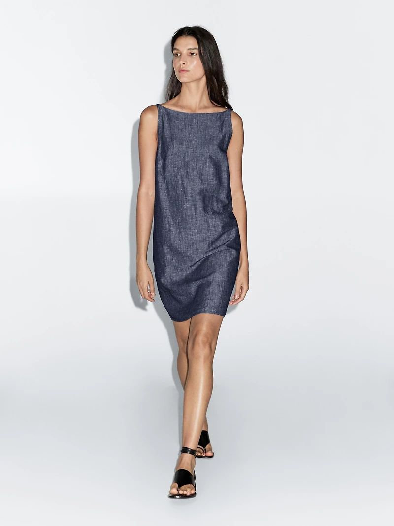 Short dress with low-cut back