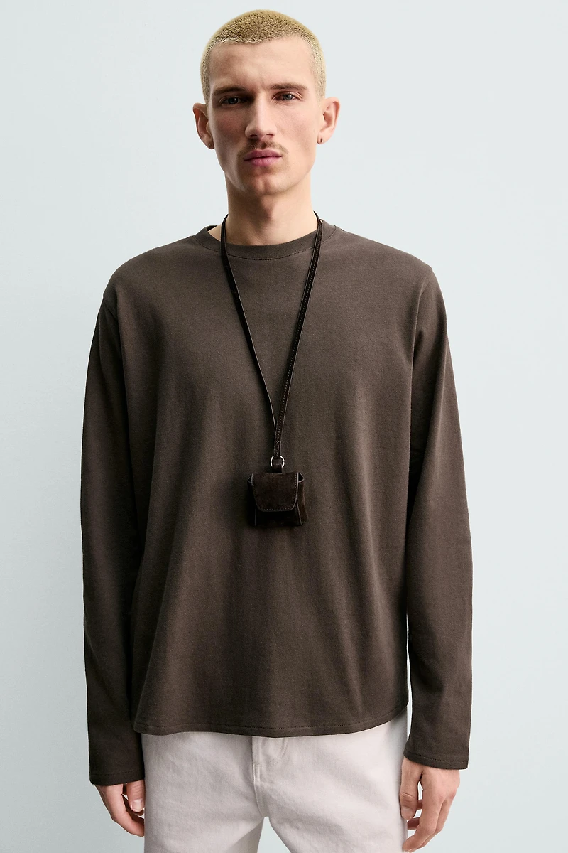 PORTE-ÉCOUTEURS EN CUIR AVEC PENDENTIF