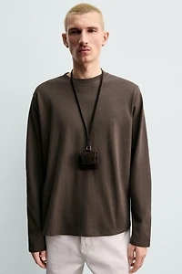PORTE-ÉCOUTEURS EN CUIR AVEC PENDENTIF