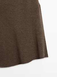 Total look asymmetric halter knit top