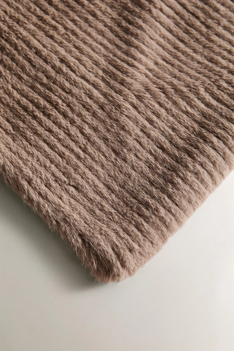 REVERSIBLE FAUX FUR BLANKET