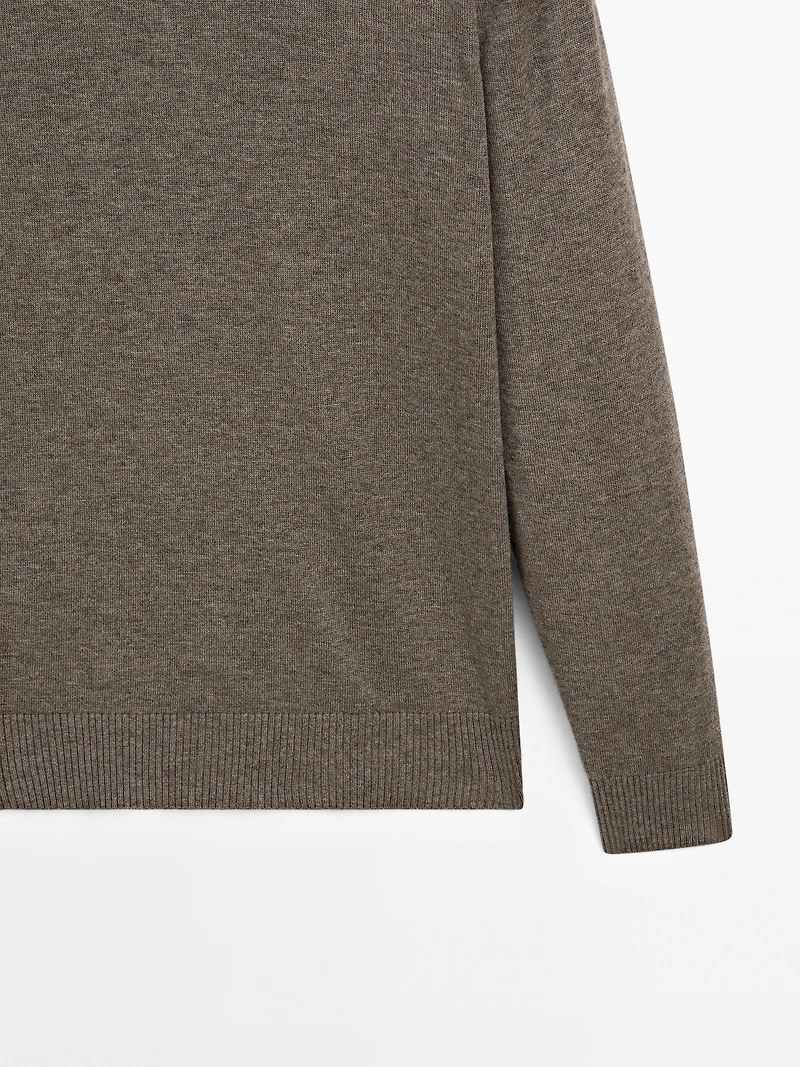 Crew neck knit sweater